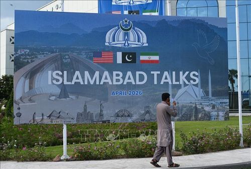 Pano thông báo về cuộc đàm phán Mỹ và Iran nhằm chấm dứt xung đột Trung Đông, tại Islamabad, Pakistan ngày 14/4/2026. Ảnh: THX/TTXVN