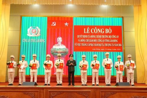 Thiếu tướng Trương Minh Đương - Giám đốc Công an tỉnh Lâm Đồng trao quyết định cho các đồng chí được thăng cấp bậc hàm và nâng bậc lương.