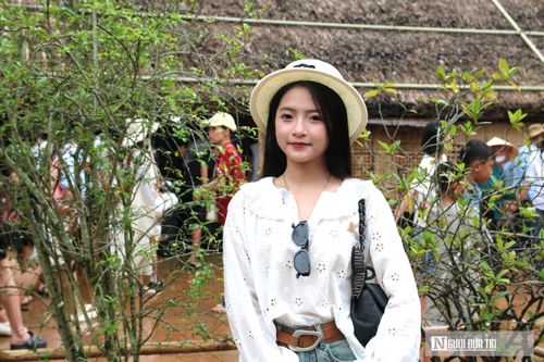 Dịp này, nhiều bạn trẻ cũng về thăm quê hương của Bác Hồ. Đây là "hành trình thiêng liêng" để thế hệ trẻ tìm hiểu lịch sử, giáo dục truyền thống yêu nước và lòng biết ơn đối với vị lãnh tụ vĩ đại.