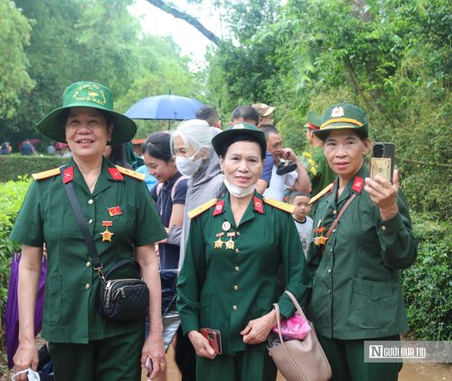 "Đây là lần thứ 2 tôi cùng đồng đội trở về thăm quê Bác. Mỗi lần về, tôi thấy mình mạnh mẽ hơn, sống có lý tưởng hơn. Là người lính, tôi thấm thía sâu sắc lý tưởng mà Bác đã theo đuổi. Về đây, tôi nhắc mình và con cháu trong gia đình phải sống xứng đáng với lý tưởng ấy", cực chiến binh Võ Thị Lý chia sẻ.