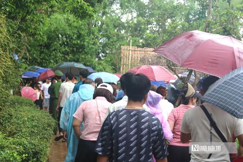 "Ngày giải phóng miền Nam, thống nhất đất nước, gia đình tôi gồm con cháu nội, ngoại cùng về quê Bác để tham quan và dâng hương tưởng nhớ Bác. Đây cũng là dịp để mỗi chúng ta giáo dục truyền thống, lịch sử dân tộc, nhắc nhở con cháu luôn ghi nhớ công lao to lớn của Chủ tịch Hồ Chí Minh", ông Nguyễn Văn Quỳnh, 56 tuổi, trú tại tỉnh Hà Tĩnh, nói.