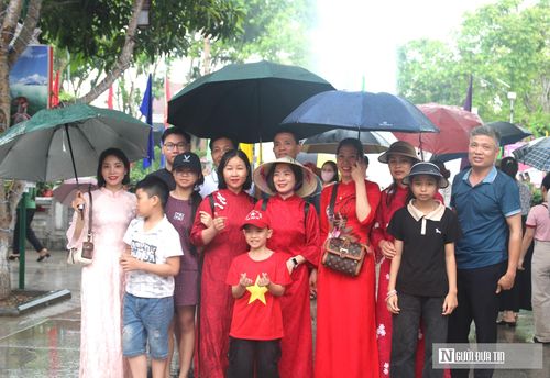 Nhiều gia đình chọn quê Bác làm điểm đến dịp lễ như một cách giáo dục truyền thống yêu nước, lòng biết ơn và sự tri ân đối với công lao trời biển của Chủ tịch Hồ Chí Minh.