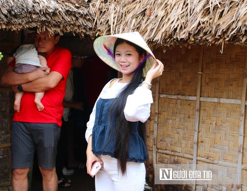 Là một người con xứ Nghệ, Lê Thị Phương Linh (2006) – sinh viên Khoa Ngữ văn, Trường Đại học Sư phạm Hà Nội, luôn tự hào khi được gọi là “con cháu Bác Hồ”. Nhân dịp kỷ niệm 51 năm Ngày Giải phóng miền Nam, thống nhất đất nước, Linh cùng gia đình về thăm Làng Sen – quê hương của Chủ tịch Hồ Chí Minh. “Trở về nơi này, trong lòng em dâng lên một cảm xúc rất đặc biệt – vừa gần gũi, thân thương, vừa thiêng liêng, xúc động. Những mái nhà tranh đơn sơ, hàng tre, lối nhỏ… tất cả khiến em như chạm gần hơn đến tuổi thơ của Bác. Chuyến đi không chỉ là một lần trở về quê hương, mà còn là dịp để em lắng lại, hiểu hơn về cội nguồn, về những giá trị giản dị mà lớn lao. Em thấy mình cần sống chậm hơn, sâu sắc hơn và cố gắng nhiều hơn, để xứng đáng với niềm tự hào mang tên 'con cháu Bác Hồ'", Linh chia sẻ khi trở về thăm quê Bác.