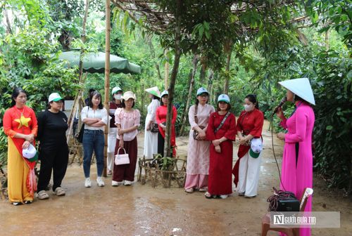 Những câu chuyện về Bác được truyền đạt qua giọng nói xứ Nghệ dịu dàng cùng sự am hiểu sâu sắc của các hướng dẫn viên đã khiến nhiều người không cầm được nước mắt.