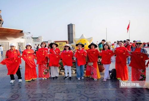 Những gương mặt trẻ thơ và du khách rạng rỡ lưu giữ khoảnh khắc đẹp, lan tỏa niềm tự hào trong ngày lễ lớn của đất nước.