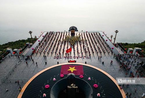 Sáng 30/4, trên đỉnh Núi Bà Đen, lễ chào cờ thu hút đông đảo người dân, du khách... tạo nên khoảnh khắc thiêng liêng giữa không gian du lịch – tâm linh.