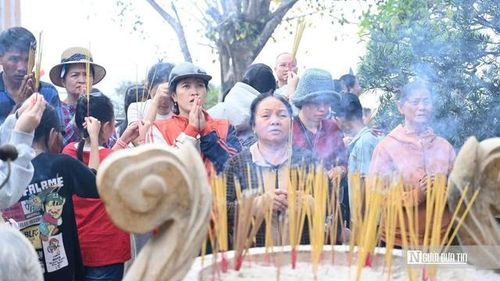 Các gia đình và du khách thành kính dâng hương, gửi gắm ước nguyện bình an.