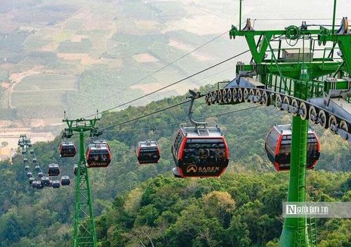Dòng khách xếp hàng kéo dài, khu vực cáp treo gần như “không có khoảng trống”.