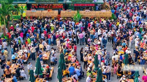 Giữa dòng người tấp nập, “phiên chợ lá” - nơi du khách dừng chân chọn mua những món quê giản dị, cảm nhận trọn vẹn hồn vị dân gian giữa không khí ngày Lễ rộn ràng.
