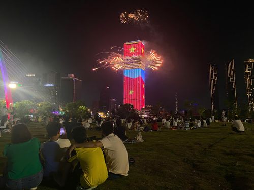 Người dân, du khách có mặt tại đường Nguyễn Huệ và Công viên Sáng tạo để ngắm trọn vẹn những phần pháo hoa rực rỡ.