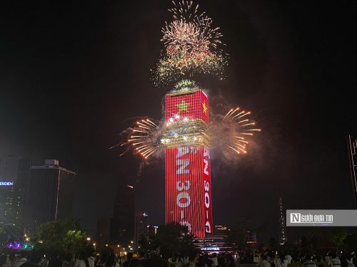 Những hình ảnh ấn tượng được ghi lại tại địa điểm pháo hoa còn "khá mới" đối với người dân tại Tp.HCM.