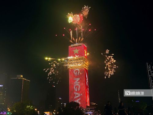 Với hơn 1.200 quả pháo tầm cao, 60 dàn pháo tầm thấp và 10 dàn hỏa thuật, những màn pháo hoa đã tạo nên không khí nhộn nhịp, tưng bừng cho ngày hội non sông.