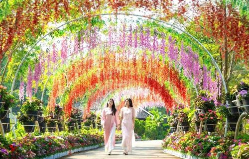 Du khách tham quan tại Khu du lịch Bửu Long (Đồng Nai). Ảnh: XUÂN TRUNG