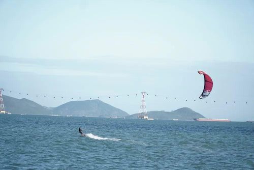 Du khách lướt ván diều trên biển Nha Trang (Khánh Hòa)