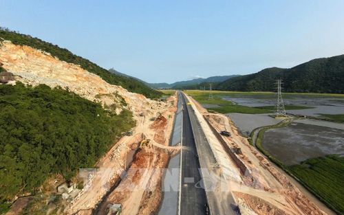 Đơn vị thi công Dự án thành phần đoạn Chí Thạnh - Vân Phong xử lý sạt trượt tại một số đoạn. Ảnh: Tường Quân - TTXVN