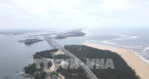 Cầu vượt cửa biển Thuận An. Ảnh: Văn Dũng - TTXVN