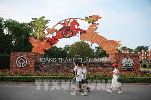 Hoàng thành Thăng Long, điểm đến lịch sử thu hút đông khách dịp nghỉ lễ. Ảnh: Phạm Tuấn Anh - TTXVN