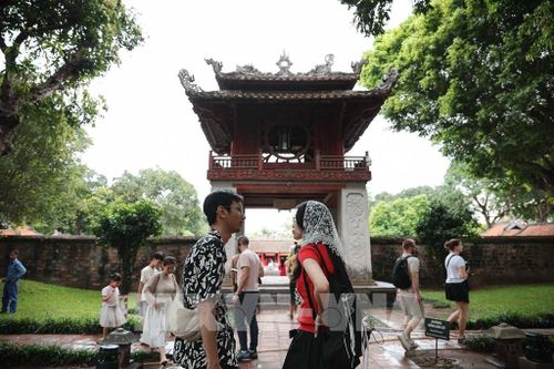 Không gian xanh trong Khu di tích quốc gia đặc biệt Văn Miếu - Quốc Tử Giám tạo điểm dừng chân cho du khách tham quan, chụp ảnh. Ảnh: Phạm Tuấn Anh - TTXVN