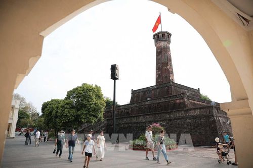 Cột cờ Hà Nội, biểu tượng lịch sử của Thủ đô, thu hút đông đảo người dân và du khách đến tham quan, chụp ảnh trong dịp nghỉ lễ. Ảnh: Phạm Tuấn Anh - TTXVN