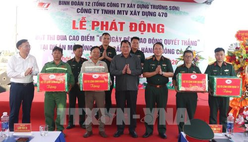 Thiếu tướng Nguyễn Hữu Ngọc, Tư Lệnh Binh đoàn 12 và Phó Chủ tịch Thường trực UBND tỉnh Cà Mau Lâm Văn Bi tặng quà cho công nhân. Ảnh: Tuấn Phi - TTXVN