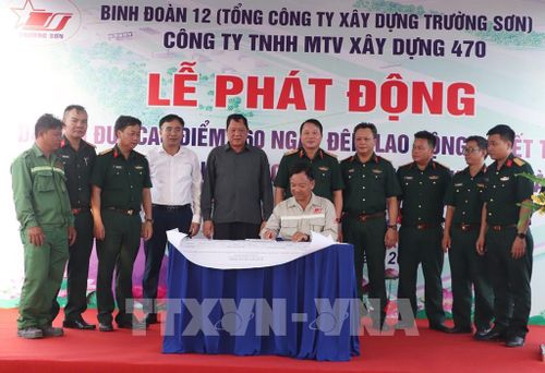 Ký kết giao ước thi đua. Ảnh: Tuấn Phi - TTXVN
