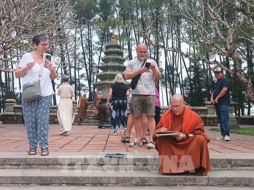 Du khách đến Huế luôn lựa chọn điểm đến đền chùa, du lịch tâm linh, tĩnh lặng - là những sản phẩm du lịch tạo xu hướng của Huế. Ảnh: Hải Âu - TTXVN