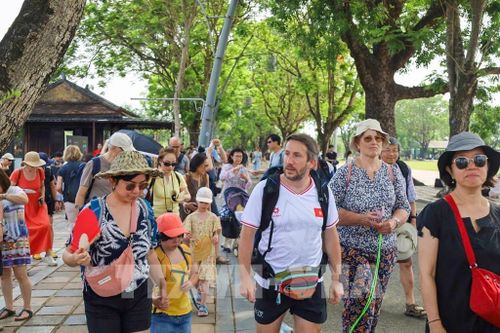 4 tháng đầu năm, lượng du khách đến Huế tăng cao kỷ lục. Huế có đủ di sản, cảnh quan thiên nhiên để tạo nên xu hướng sống thiền, tĩnh lặng, sống chậm cho du khách. Ảnh: TTXVN phát