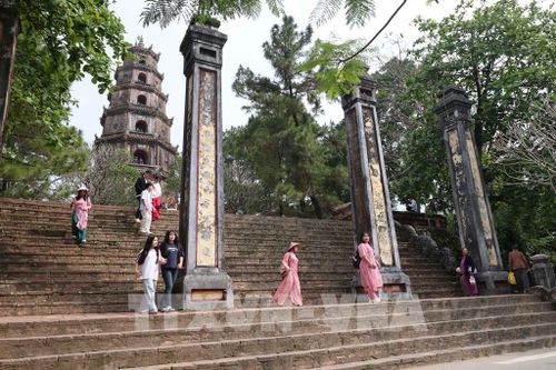 Du khách đến Huế luôn lựa chọn điểm đến đền chùa, du lịch tâm linh, tĩnh lặng - là những sản phẩm du lịch tạo xu hướng của Huế. Ảnh: Hải Âu - TTXVN