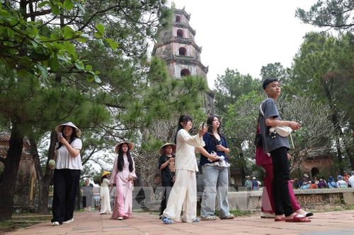 Du khách đến Huế luôn lựa chọn điểm đến đền chùa, du lịch tâm linh, tĩnh lặng - là những sản phẩm du lịch tạo xu hướng của Huế. Ảnh: Kha Phạm - TTXVN