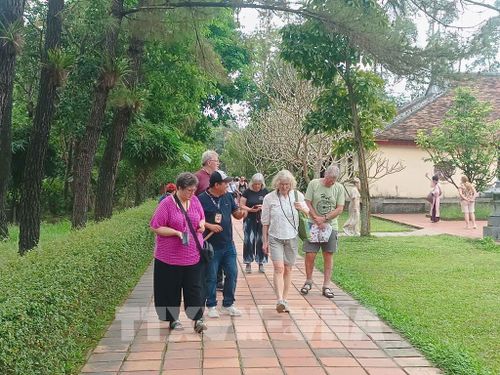 Du khách đến Huế luôn lựa chọn điểm đến đền chùa, du lịch tâm linh, tĩnh lặng - là những sản phẩm du lịch tạo xu hướng của Huế. Ảnh: Hải Âu - TTXVN