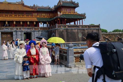 4 tháng đầu năm, lượng du khách đến Huế tăng cao kỷ lục. Huế có đủ di sản, cảnh quan thiên nhiên để tạo nên xu hướng sống thiền, tĩnh lặng, sống chậm cho du khách. Ảnh: TTXVN phát