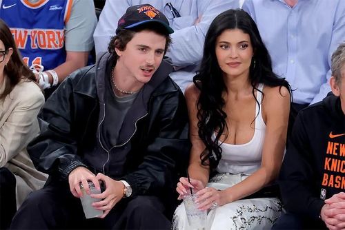 Kylie Jenner và Timotheé Chalamet không ngần ngại thể hiện tình cảm giữa đám đông.