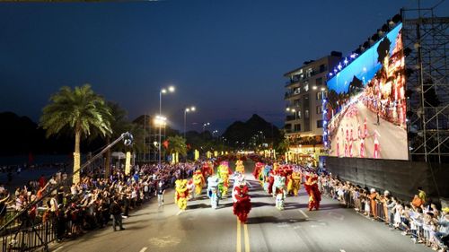 Các đoàn nghệ thuật diễu hành đường phố