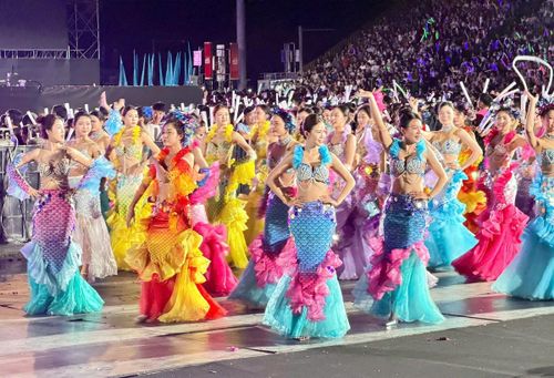 Carnaval Hạ Long thu hút đông đảo khách du lịch trong và ngoài nước