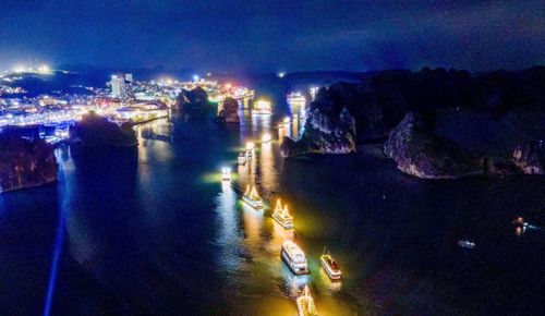 Chương trình là sự kết hợp ánh sáng đa sắc