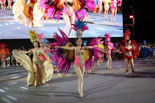 ...với sự tham gia của nhiều diễn viên, người đẹp