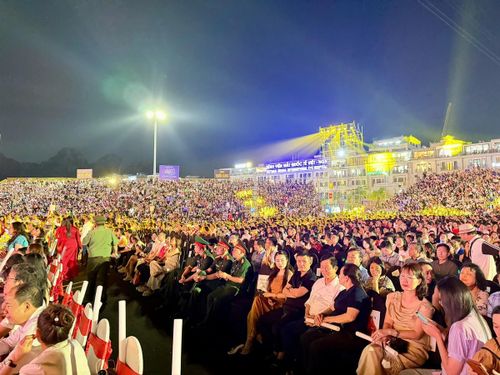 Hàng nghìn khán giả tham dự chương trình