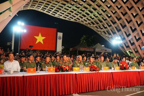 Các đại biểu và đông đảo bà con nhân dân, du khách tại TP. Đà Nẵng tham dự Lễ khai mạc chuỗi sự kiện "Tổ quốc bình yên"
