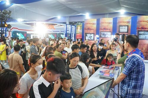 Người dân tham quan, trải nghiệm tại các trạm thông tin - trải nghiệm ngoài trời