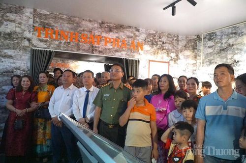 Lãnh đạo Bộ Công an và lãnh đạo TP. Đà Nẵng cùng bà con nhân dân, du khách tham quan khu trưng bày ngoài trời tái hiện lại Vụ án số 7 phố Ôn Như Hầu dưới dạng game phá án