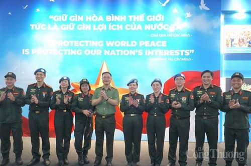 Lãnh đạo Bộ Công an tại gian hàng của lực lượng Gìn giữ hòa bình Liên hợp quốc