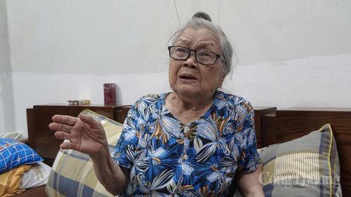 Nhắc đến những đồng đội, những người anh đã hy sinh, người cha đã mất, "người phụ nữ thép" Ngô Thị Huệ mắt lại đỏ hoe.