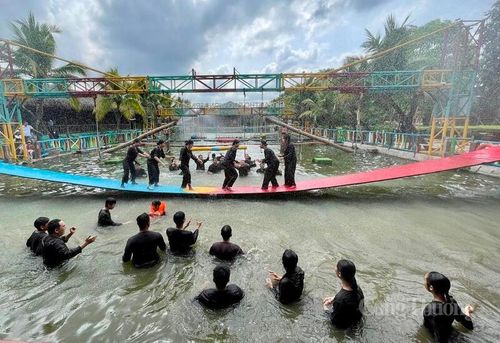 Các đơn vị tham gia thi đấu sôi nổi, hào hứng, góp phần tạo nên không khí vui tươi, đoàn kết cho buổi lễ.