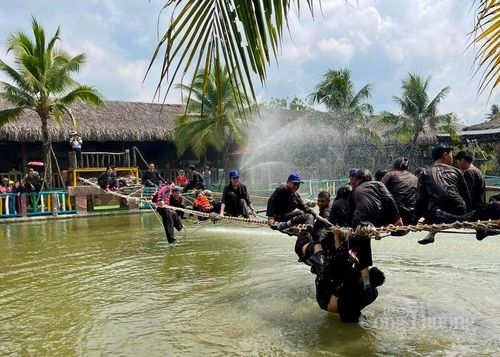 Các đội tham gia đã thi đấu sôi nổi, nhiệt tình, thu hút sự cổ vũ đông đảo từ khán giả.