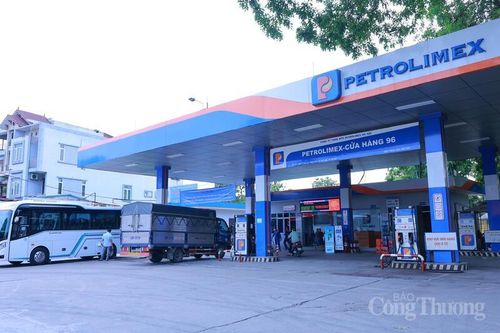 Những vòi xăng E10 đầu tiên được vận hành tại cửa hàng 96 (Sóc Sơn) trong ngày 30/4. Ảnh: Quỳnh Trang
