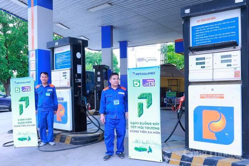 Việc đưa xăng E10 vào kinh doanh tại cửa hàng 107 (Thư Lâm) đã và đang được thực hiện đồng bộ. Ảnh: Quỳnh Trang