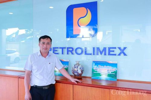 Ông Nguyễn Kim Cường, Cửa hàng trưởng Cửa hàng 108 (Phúc Thịnh, Hà Nội), chia sẻ với phóng viên Báo Công Thương về nỗ lực đưa xăng E10 vào sử dụng ngay trong tháng 4. Ảnh: Quỳnh Trang