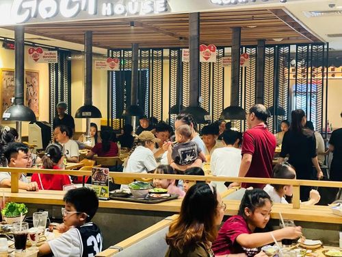 Cũng “không kém” các trung tâm thương mại khác, nhiều ki-ốt hàng ăn tại trung tâm thương mại Vincom Mega Mall Smart City đông kín khách, hệ thống loa phát thanh phải liên tục thông báo xin khách hàng thông cảm vì nhà hàng đã quá tải, không nhận thêm khách dù mới 8h tối để đảm bảo chất lượng phục vụ. Ảnh: Mai Linh