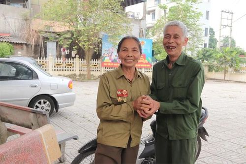 Cựu TNXP Trường Sơn Nguyễn Thị Chung và Nguyễn Duy Chánh gặp nhau tay bắt mặt mừng.