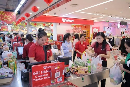 Nhân viên tại siêu thị Winmart tăng cường làm việc, bảo đảm nguồn cung hàng hóa phục vụ nhu cầu mua sắm của người dân.
